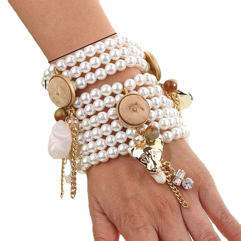Parure de Bracelets en Perles et Détails Dorés.