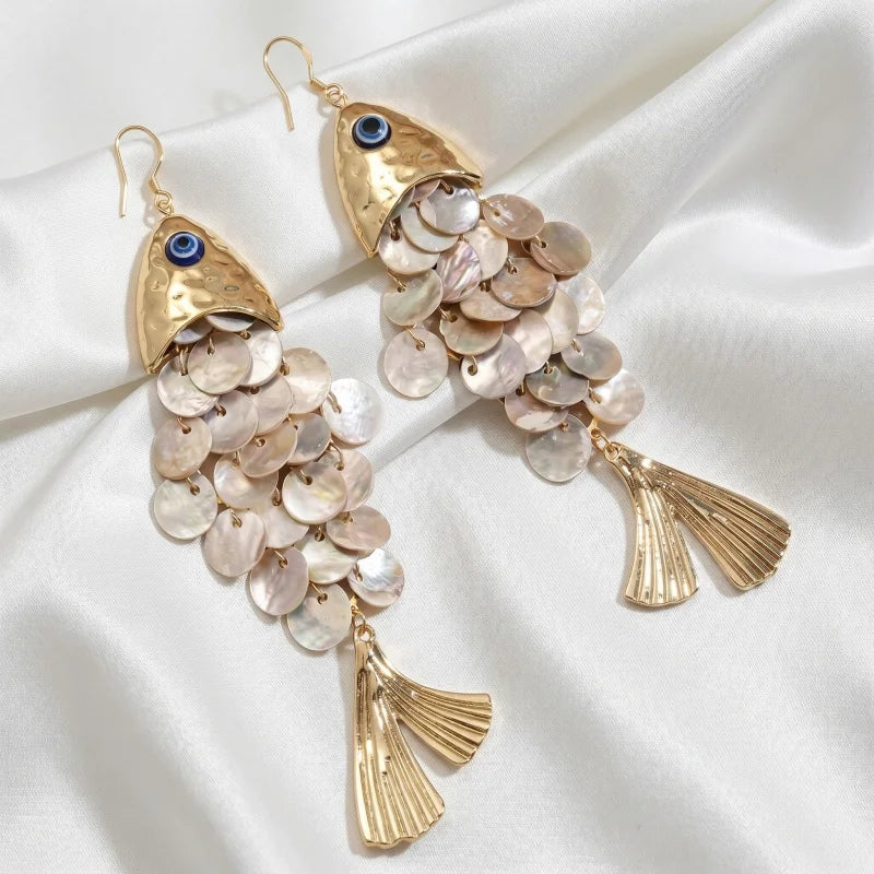 Boucles d’Oreilles Maxi Dorées avec Nacre et Pendentif Organique