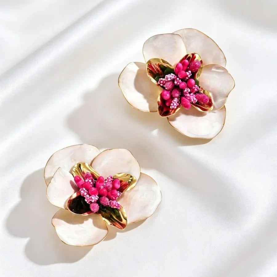 Boucles d’Oreilles Maxi Fleur Nacrée aux Détails Roses
