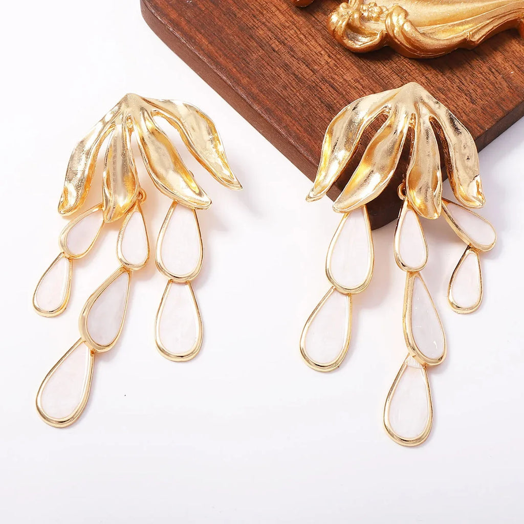 Boucles d’Oreilles Cascade de Feuilles Dorées aux Gouttes Nacrées