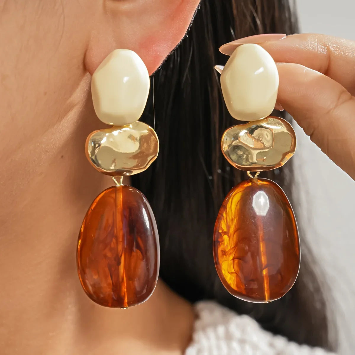 Boucles d’Oreilles Géométriques en Résine Couleur Ambre