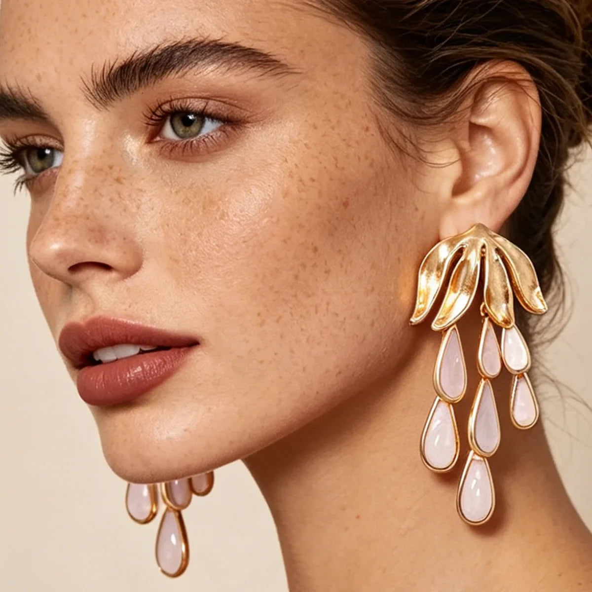 Boucles d’Oreilles Cascade de Feuilles Dorées aux Gouttes Nacrées
