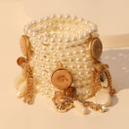 Perlenarmband-Set mit goldenen Details.
