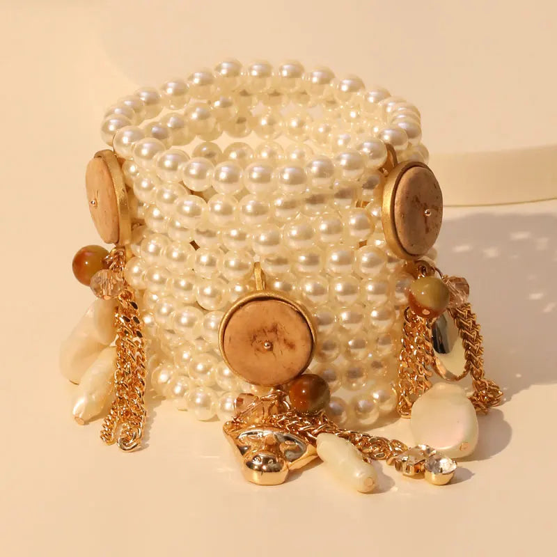 Parure de Bracelets en Perles et Détails Dorés.