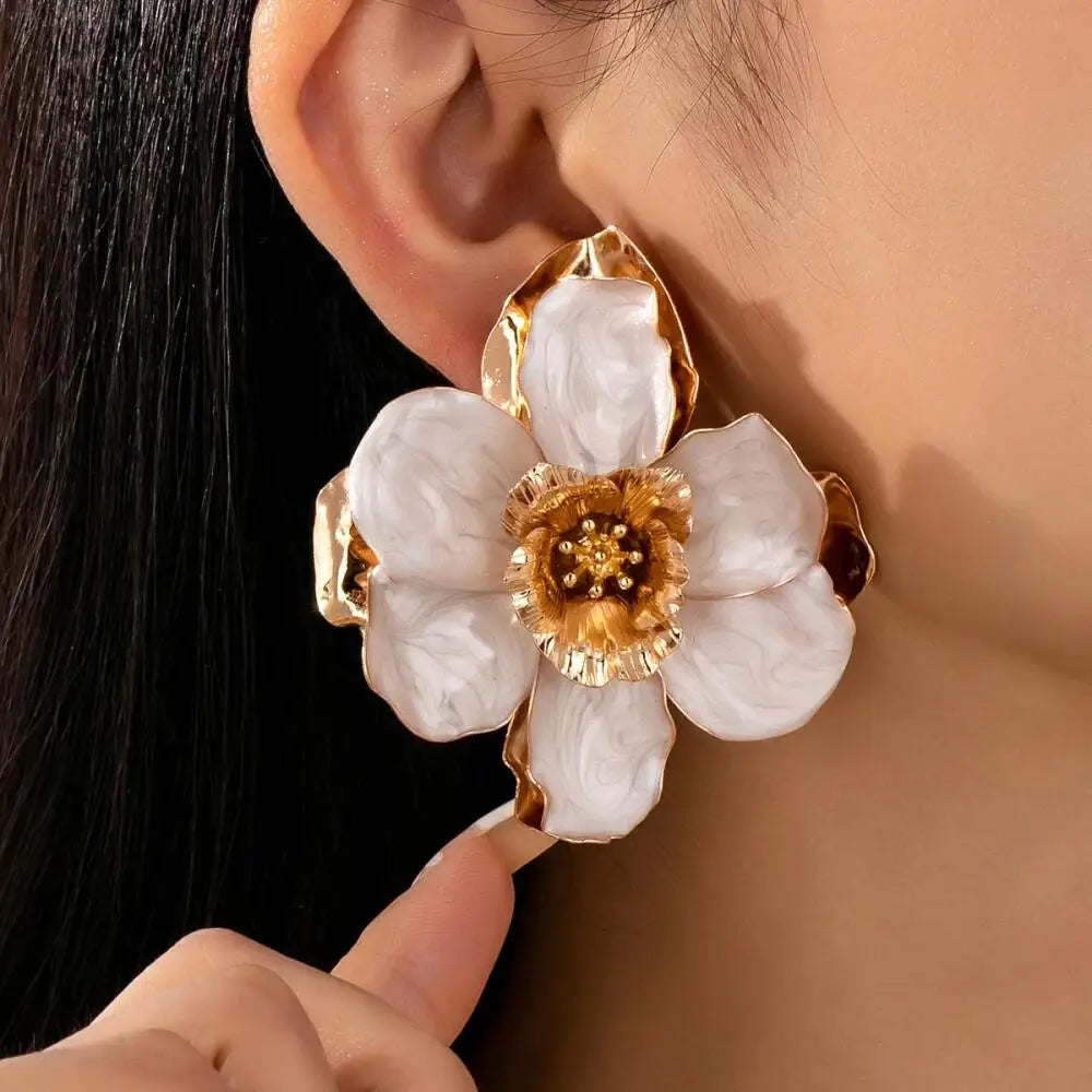 Boucles d’Oreilles Maxi Fleur Blanche aux Détails Dorés