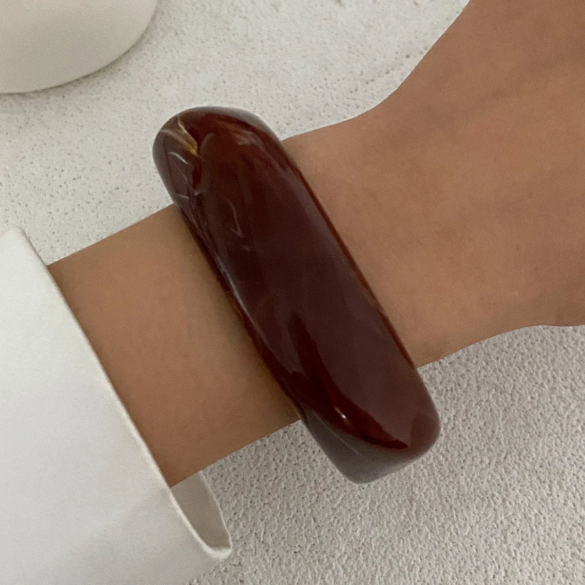 Bracelets larges en résine marbrée et métal doré