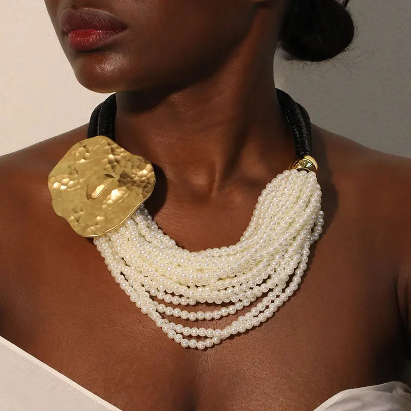 Perlenkette Goldene Harmonie von Mireva – Design mit strukturiertem goldenen Anhänger