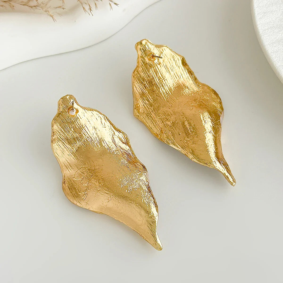 Boucles d'Oreilles Puces Vintage Pétale Blanc Texturé