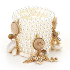 Perlenarmband-Set mit goldenen Details.