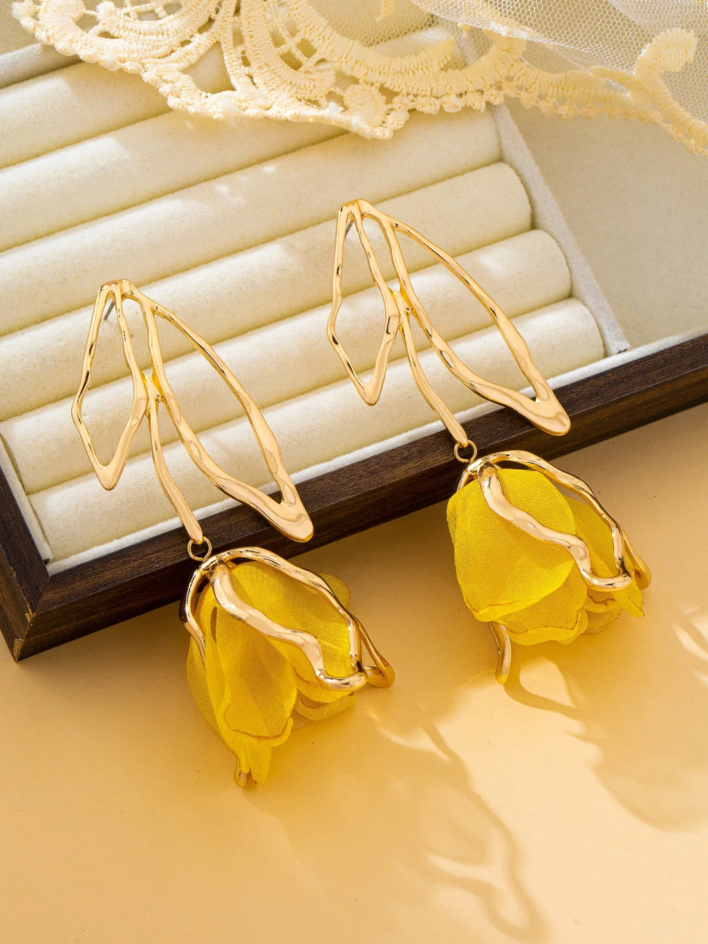 Boucles d’Oreilles Fleur Dorée aux Pétales en Tissu Jaune