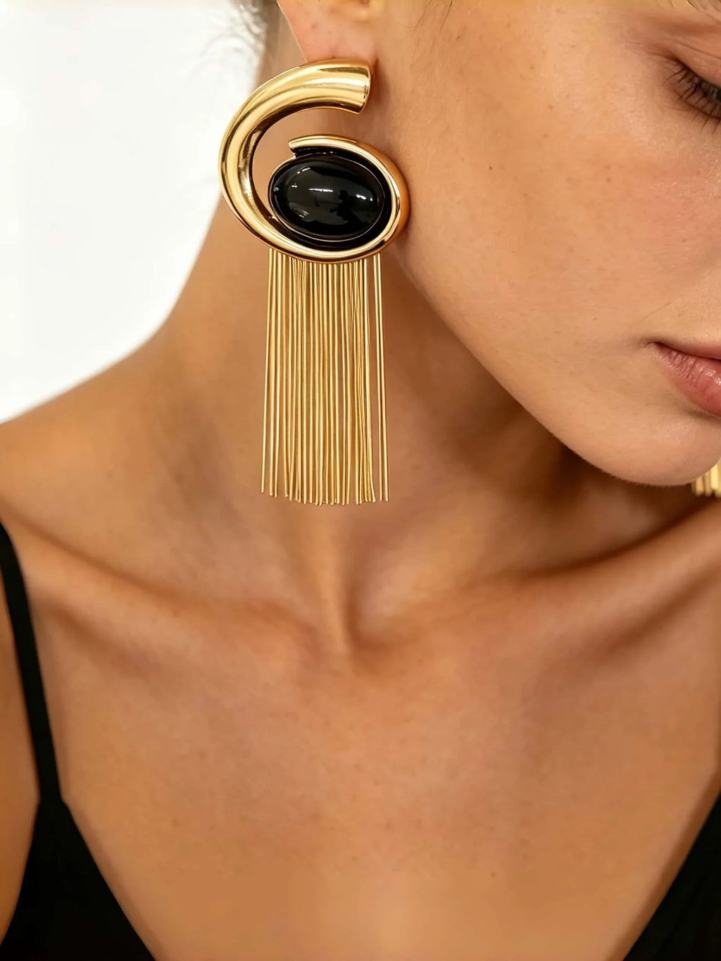 Boucles d’Oreilles Spirale Dorée avec Pierre Noire et Franges Métalliques