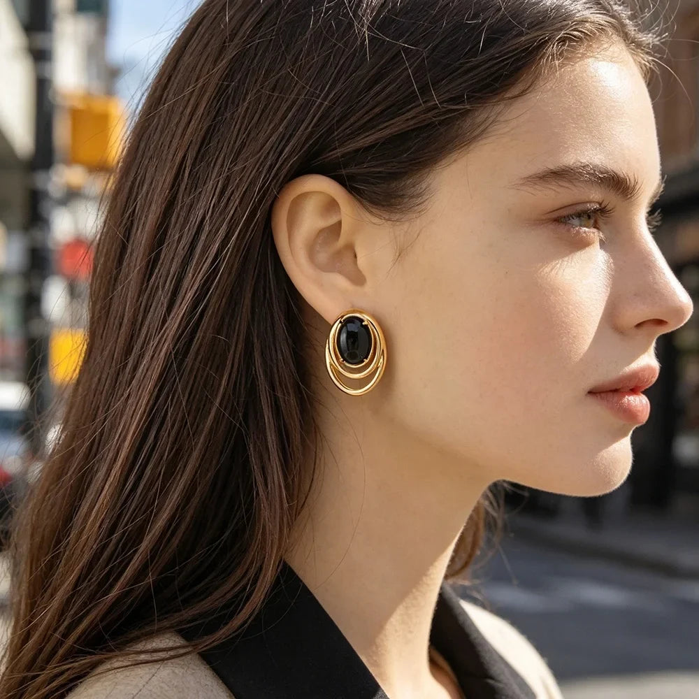 Boucles d’Oreilles à Tige Dorées avec Pierre Noire Ovale