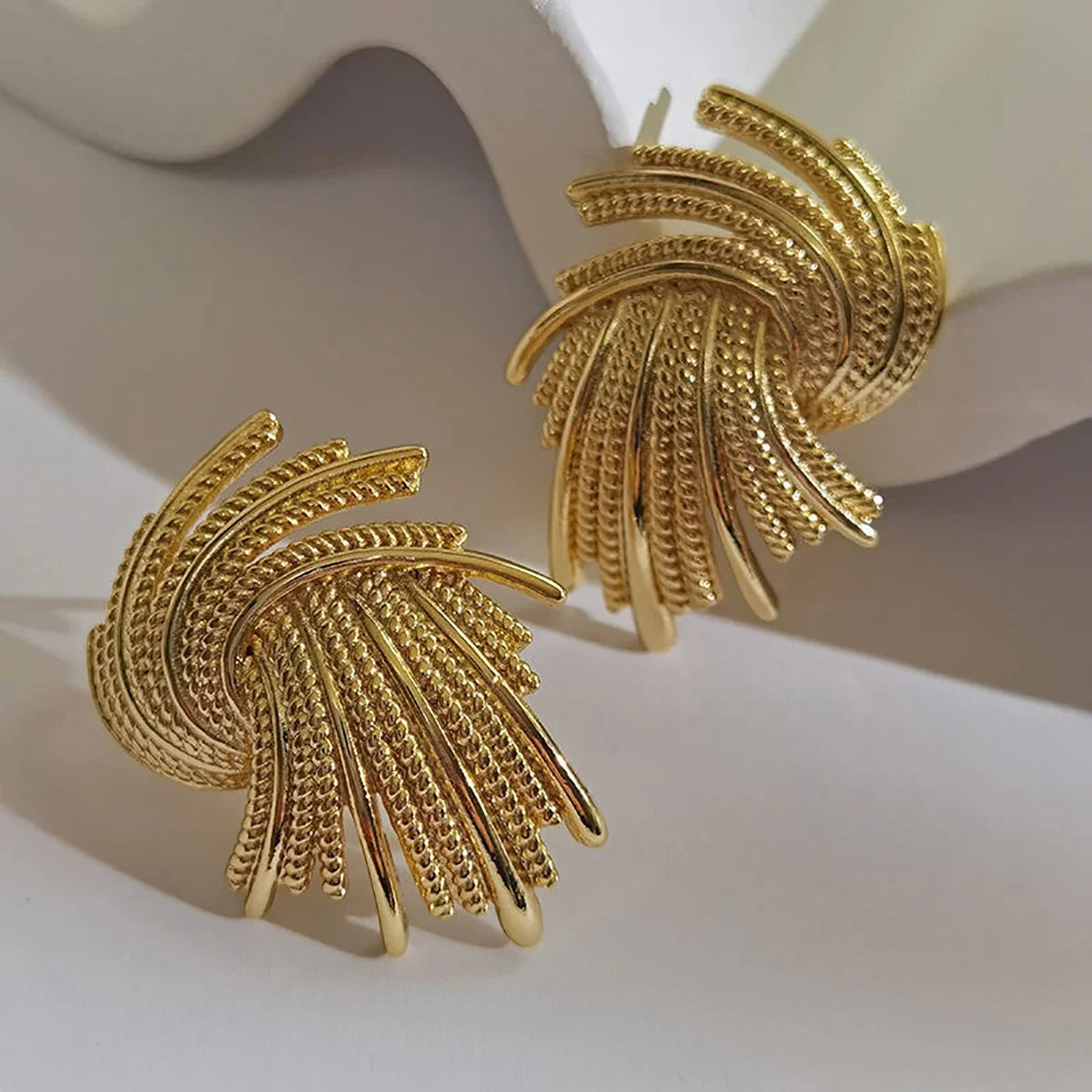 Boucles d’Oreilles Dorées Sculpturales en Éventail