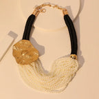 Perlenkette Goldene Harmonie von Mireva – Design mit strukturiertem goldenen Anhänger