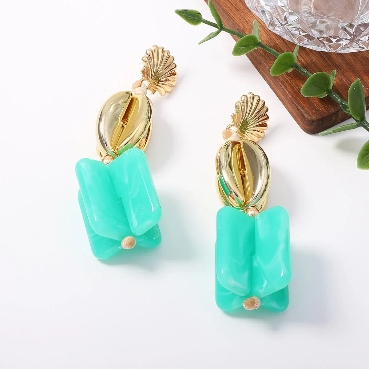 Boucles d’Oreilles Dorées avec Coquillage et Résine Turquoise