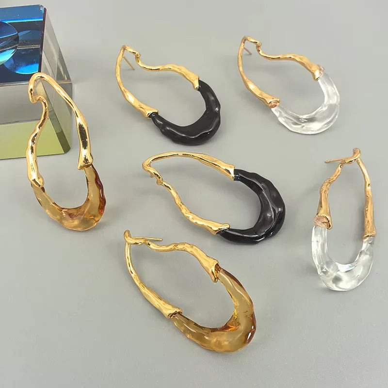 Boucles d’Oreilles Dorées avec Détail Translucide en Acrylique
