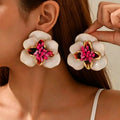 Boucles d’Oreilles Maxi Fleur Nacrée aux Détails Roses