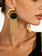 Boucles d’Oreilles Spirale Dorée avec Pierre Noire et Franges Métalliques