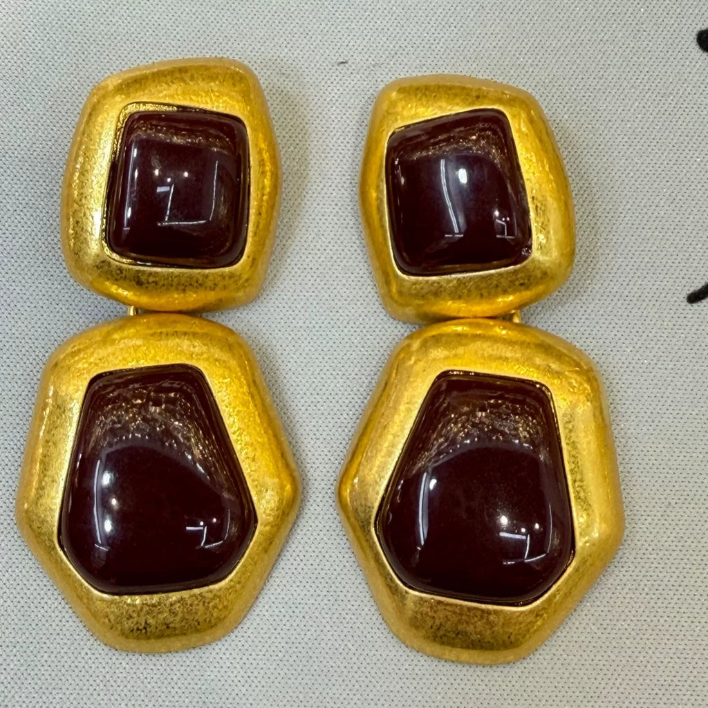 Boucles d’Oreilles Géométriques Dorées en Résine Bordeaux