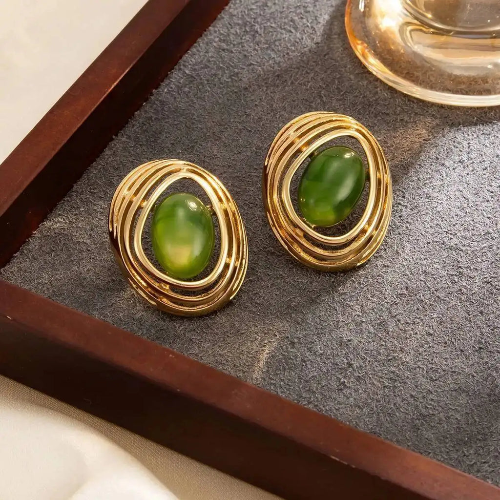 Boucles d’Oreilles à Tige Dorées avec Pierre Verte et Design Organique