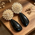 Boucles d’Oreilles Vintage Françaises avec Fleur Artisanale et Goutte Noire