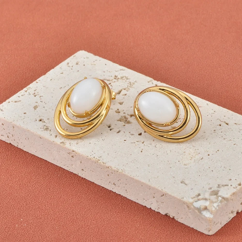 Boucles d’Oreilles à Tige Dorées avec Pierre Noire Ovale