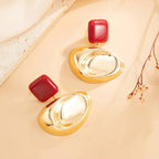 Boucles d’Oreilles Dorées en Résine Rouge au Design Organique