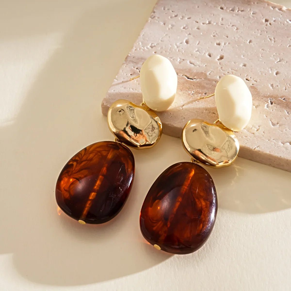 Boucles d’Oreilles Géométriques en Résine Couleur Ambre