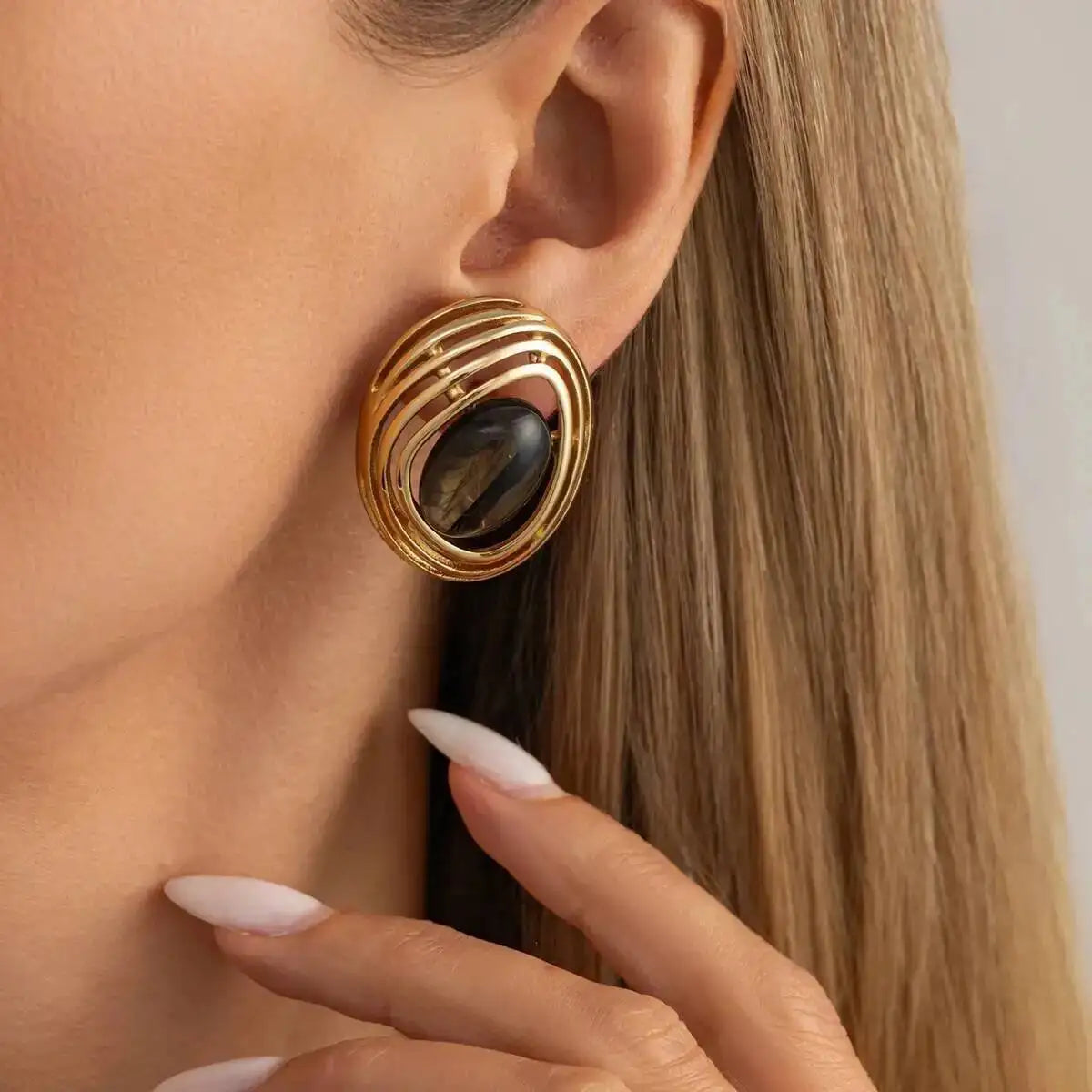 Boucles d’Oreilles à Tige Dorées avec Pierre Verte et Design Organique