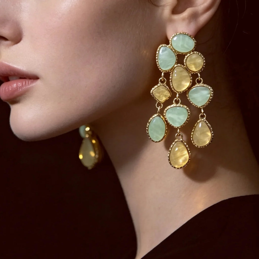 Boucles d’Oreilles Dorées aux Pierres Vertes et Jaunes