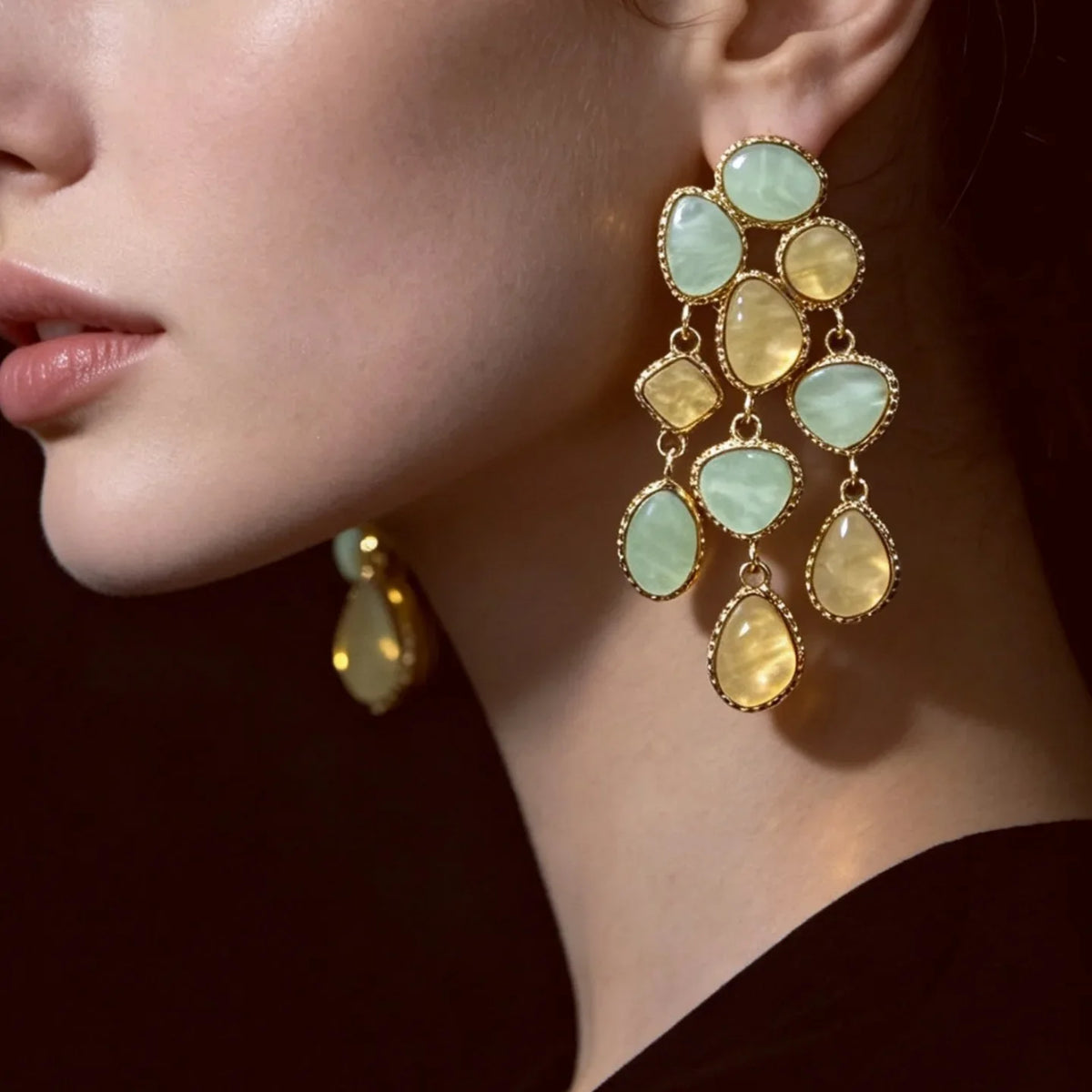 Boucles d’Oreilles Dorées aux Pierres Vertes et Jaunes