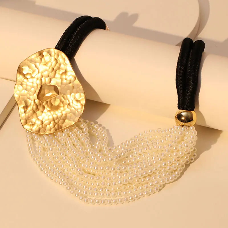 Perlenkette Goldene Harmonie von Mireva – Design mit strukturiertem goldenen Anhänger