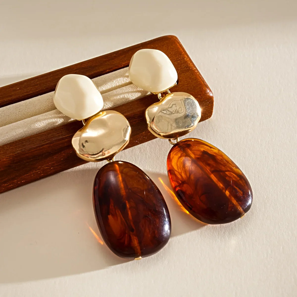 Boucles d’Oreilles Géométriques en Résine Couleur Ambre
