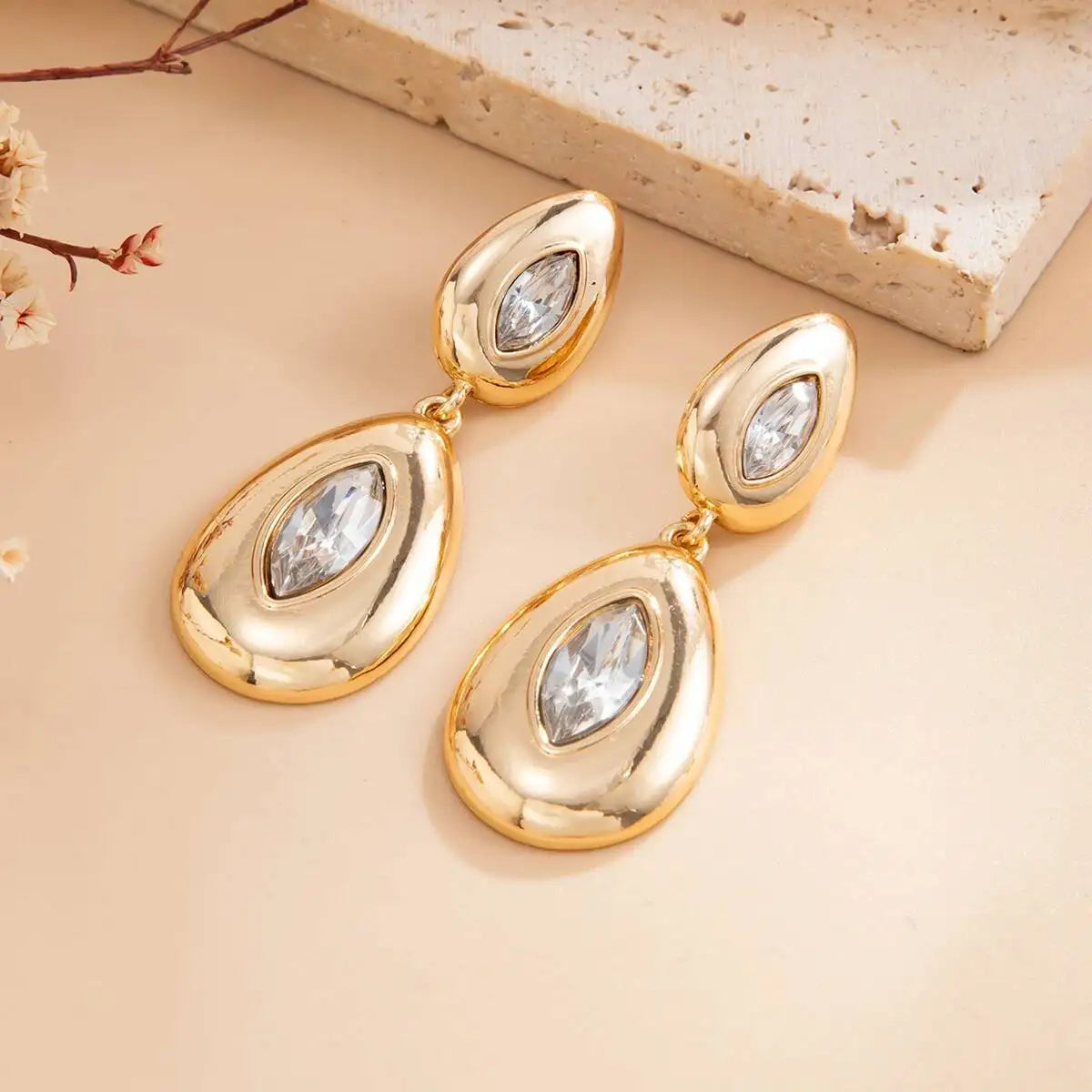 Boucles d’Oreilles Dorées aux Cristaux Taillés en Forme de Goutte