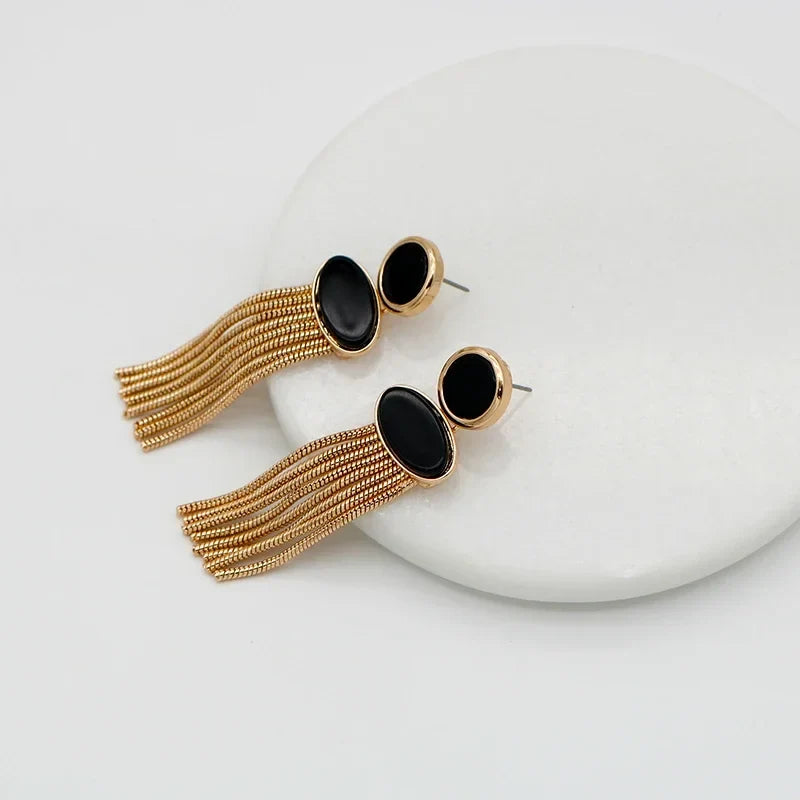 Boucles d’Oreilles Dorées à Ornements Noirs et Franges de Chaînes