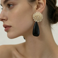 Boucles d’Oreilles Vintage Françaises avec Fleur Artisanale et Goutte Noire