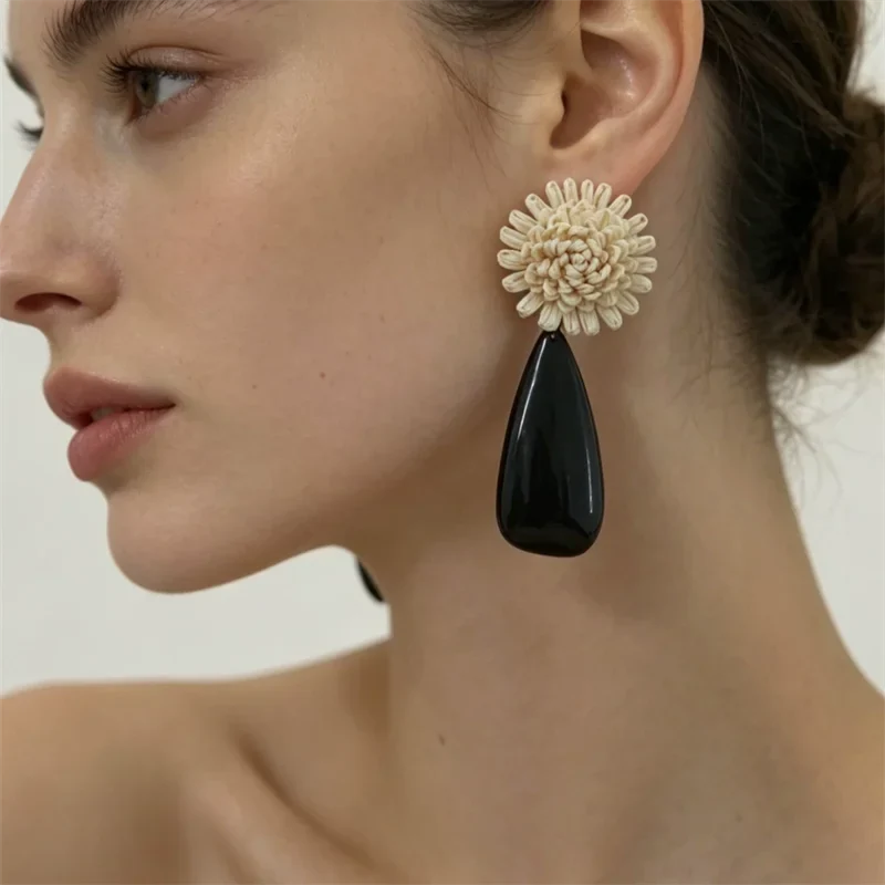 Boucles d’Oreilles Vintage Françaises avec Fleur Artisanale et Goutte Noire