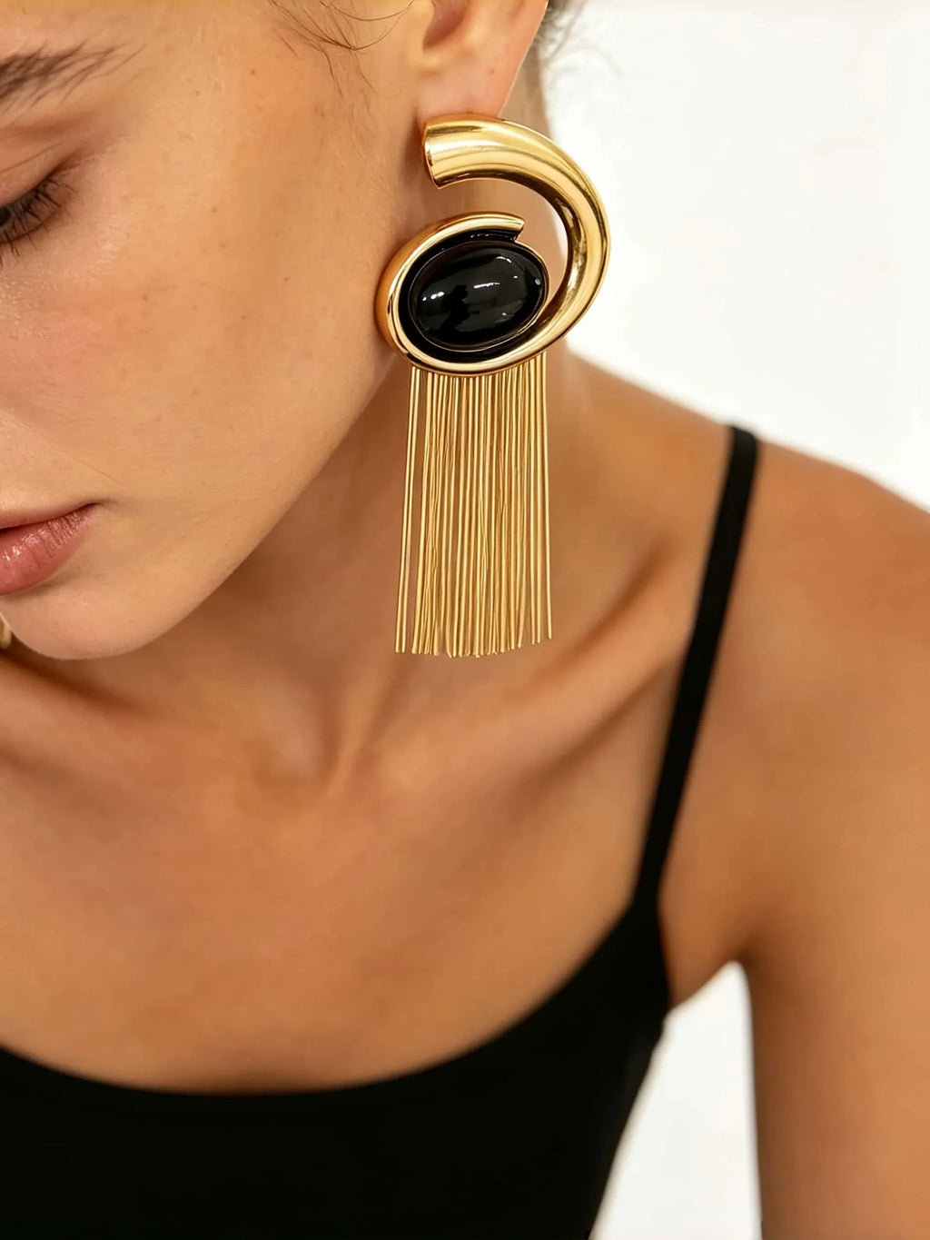 Boucles d’Oreilles Spirale Dorée avec Pierre Noire et Franges Métalliques