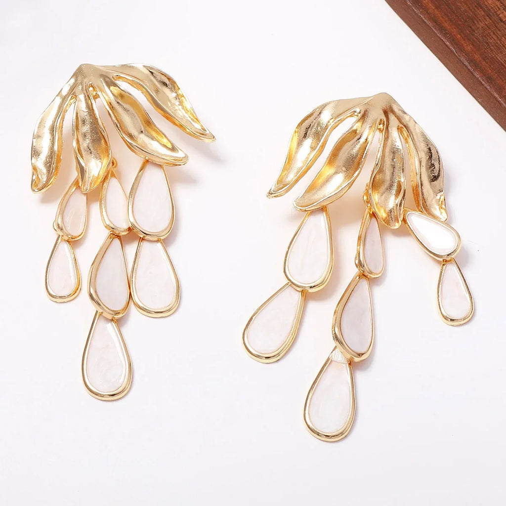 Boucles d’Oreilles Cascade de Feuilles Dorées aux Gouttes Nacrées