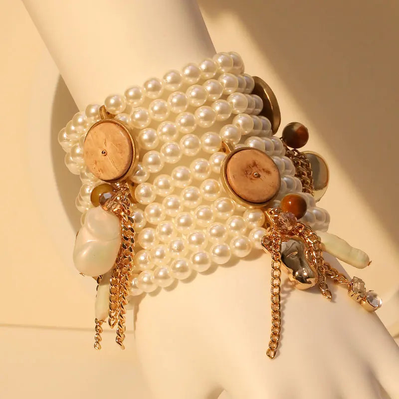 Parure de Bracelets en Perles et Détails Dorés.