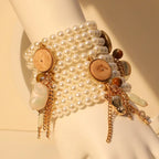 Perlenarmband-Set mit goldenen Details.
