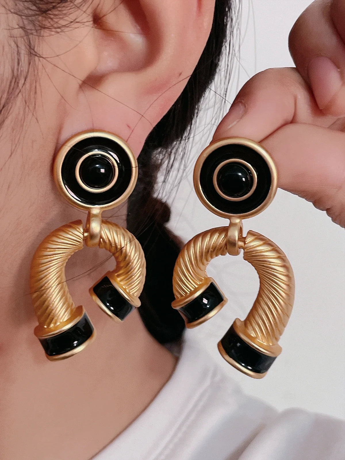 Boucles d’Oreilles Maxi Géométriques Dorées et Noires