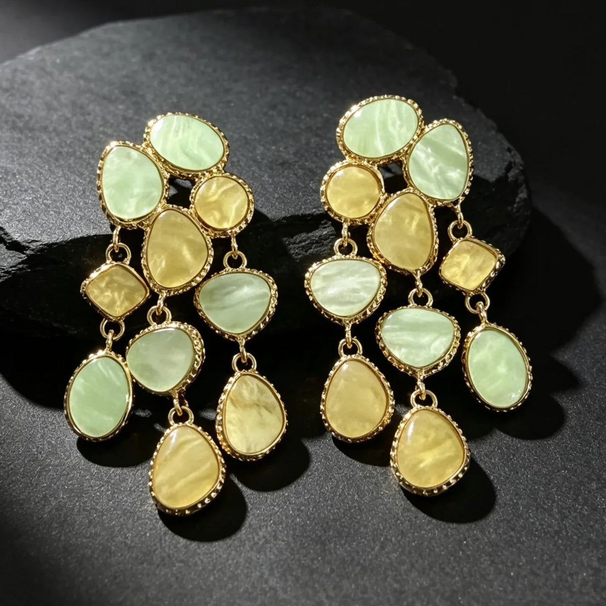 Boucles d’Oreilles Dorées aux Pierres Vertes et Jaunes
