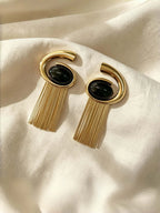 Boucles d’Oreilles Spirale Dorée avec Pierre Noire et Franges Métalliques