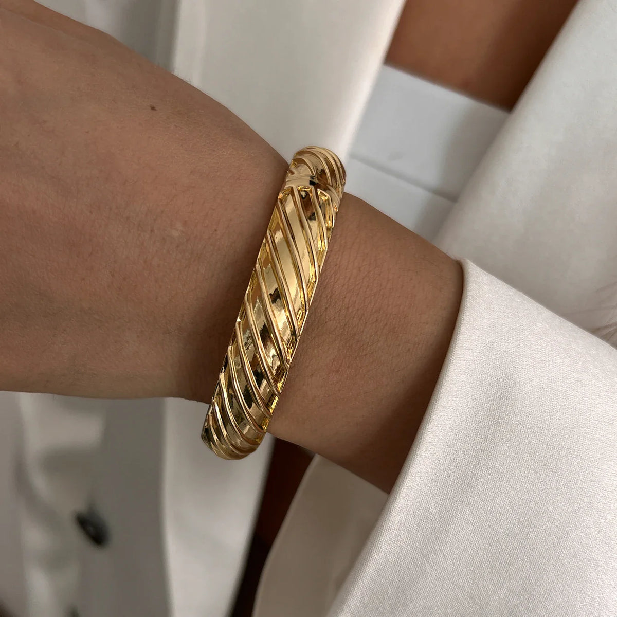 Bracelets joncs géométriques dorés au style affirmé