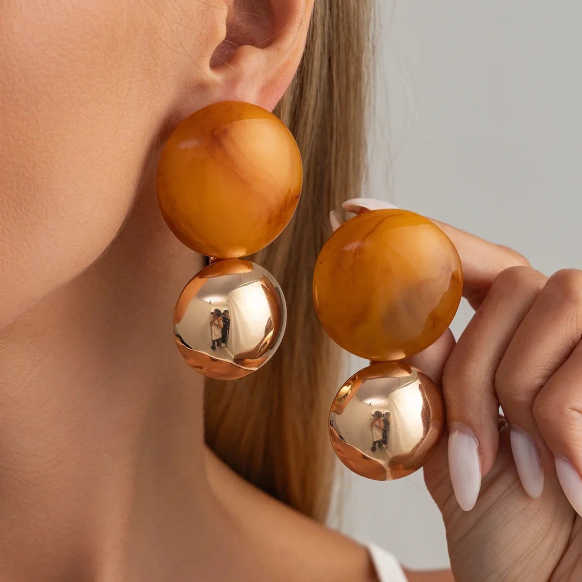 Boucles d’Oreilles Rondes Dorées en Résine Marbrée
