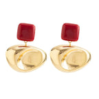 Boucles d’Oreilles Dorées en Résine Rouge au Design Organique