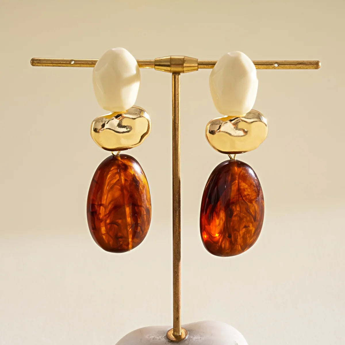 Boucles d’Oreilles Géométriques en Résine Couleur Ambre
