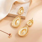 Boucles d’Oreilles Dorées aux Cristaux Taillés en Forme de Goutte