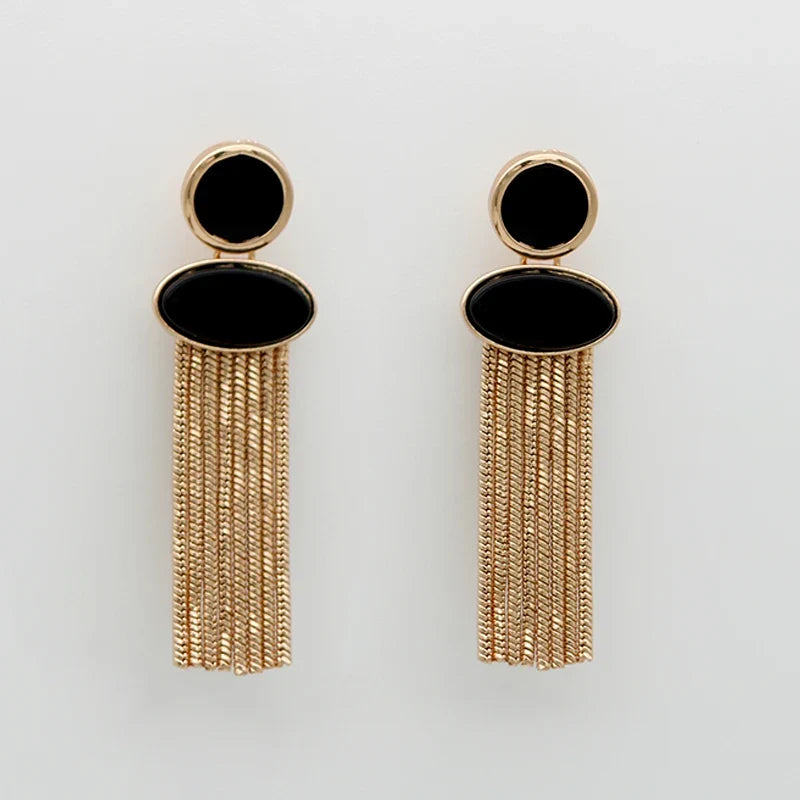 Boucles d’Oreilles Dorées à Ornements Noirs et Franges de Chaînes